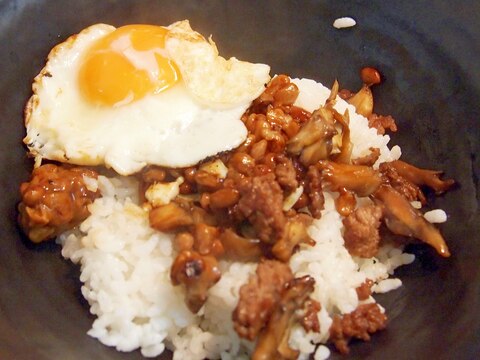 まいたけそぼろ納豆の目玉焼き丼